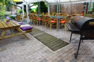 Eeen heerlijke stadstuin aan het water. Barbecue aan het water.